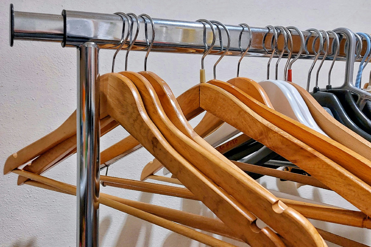 Non buttare le vecchie grucce: 7 usi furbi per organizzare casa e liberarti di tanti fastidi