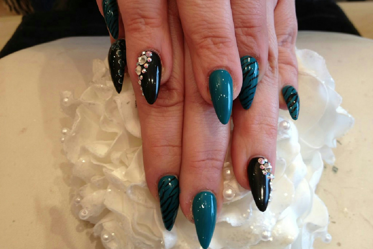 Le unghie a spillo sono la forma che valorizza le mani e slancia le dita: scopri perché ora!